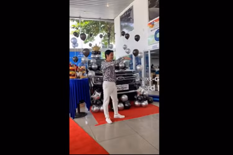 Bước vào bên trong khoang lái, nội thất của Ford Everest 2022 cũng lột xác hiện đại hơn khi được trang bị màn hình TFT 12 inch sau vô lăng, màn hình giải trí 12 inch đặt dọc đi kèm hệ thống giải trí SYNC 4 cửa sổ trời toàn cảnh panorama, điều hòa tự động, đề nổ nút bấm, sạc điện thoại không dây, hàng ghế trước chỉnh điện.