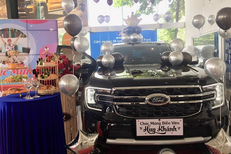 Mới đây, trên mạng xã hội Tik Tok xuất hiện video quay lại cảnh nam diễn viên Huy Khánh tậu Ford Everest 2022 mới đã thu hút sự quan tâm của cộng đồng mạng, nhiều người đã để lại bình luận chúc mừng anh chàng này đã tìm thấy chiếc xe phù hợp để đi lưu diễn.