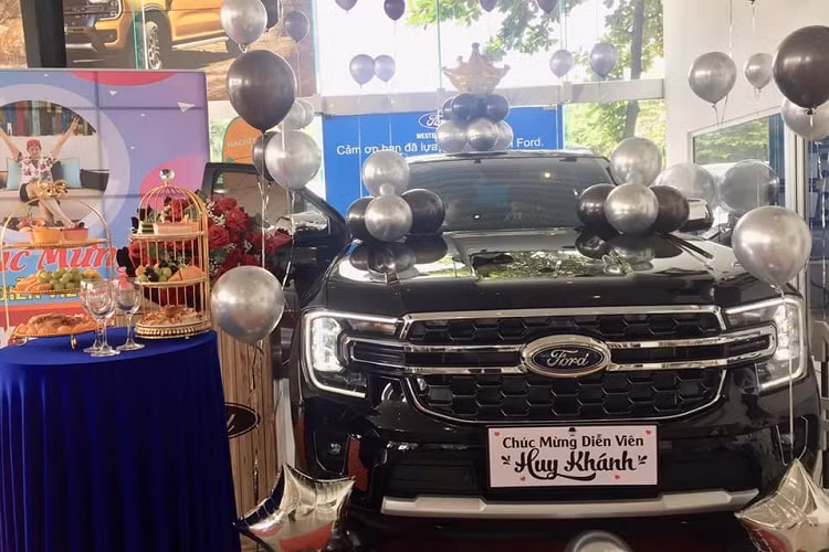 Mới đây, trên mạng xã hội Tik Tok xuất hiện video quay lại cảnh nam diễn viên Huy Khánh tậu Ford Everest 2022 mới đã thu hút sự quan tâm của cộng đồng mạng, nhiều người đã để lại bình luận chúc mừng anh chàng này đã tìm thấy chiếc xe phù hợp để đi lưu diễn.