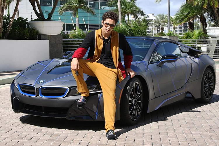 Cách đây hơn 8 năm - vào khoảng 2014, Austin Mahone đã bắt đầu tìm đến MetroWrapz để dán ngoại thất cho những chiếc xe đầu tiên của mình. Khi đó, chàng ca sĩ Mỹ mới chỉ khoảng 17 tuổi.