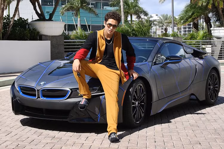 Cách đây hơn 8 năm - vào khoảng 2014, Austin Mahone đã bắt đầu tìm đến MetroWrapz để dán ngoại thất cho những chiếc xe đầu tiên của mình. Khi đó, chàng ca sĩ Mỹ mới chỉ khoảng 17 tuổi.