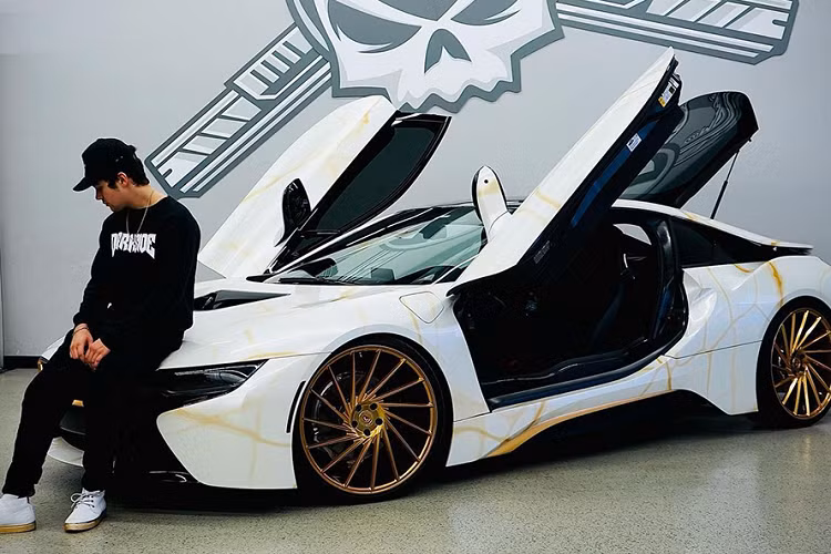 Trong mắt chàng ca sĩ trẻ, dường như chỉ có những chiếc xe dán vinyl sặc sỡ mới thực sự đáng được gọi là một chiếc xe!