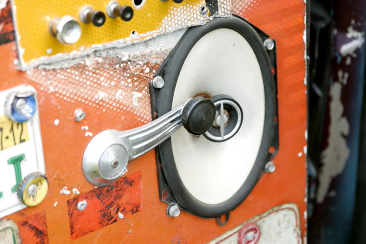 Chiếc Ford Ranger độ lết đất vốn có một đài phát thanh, nhưng nó không còn hoạt động nữa, trong khi phần còn lại của nội thất được tạo thành từ các biển báo đường phố và biển số xe. Bình xăng là thùng bia Anheuser-Busch 15,5 gallon (58,7 lít) trên thùng xe, nằm dọc theo cụm ống xả.