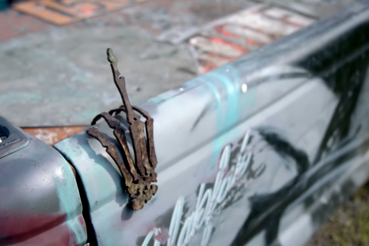 Chiếc xe của Brandon đã “phá hỏng” 9 động cơ trong các cuộc thi đốt lốp, và hiện tại, nó có trang bị một động cơ dung tích 2.3 lít. Động cơ được kết hợp với hộp số sàn 5 cấp với một cần số cao tới mức có thể làm xước trần gỗ của xe, phần được đóng chặt vào thân xe bằng đinh và vòng đệm nắp chai.