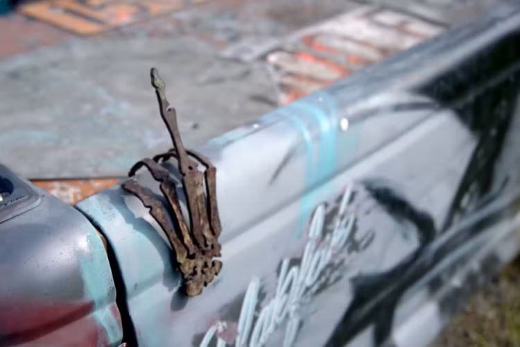 Chiếc xe của Brandon đã “phá hỏng” 9 động cơ trong các cuộc thi đốt lốp, và hiện tại, nó có trang bị một động cơ dung tích 2.3 lít. Động cơ được kết hợp với hộp số sàn 5 cấp với một cần số cao tới mức có thể làm xước trần gỗ của xe, phần được đóng chặt vào thân xe bằng đinh và vòng đệm nắp chai.