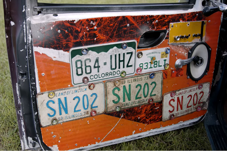 Nói ngắn gọn, chiếc xe bán tải này có thể được coi là sự kết hợp của những chi tiết kỳ quặc. Mọi chi tiết của nó đều khác thường và nổi bật theo một cách riêng, từ thiết kế và màu sơn ngoại thất, cho tới động cơ sơn tĩnh điện và một lá cờ cướp biển lớn màu đen tung bay ở phía sau. Có thể không bóng bẩy như một chiếc xe bán tải đời mới nào đó, nhưng sáng tạo của Brandon vẫn đảm bảo thu hút sự chú ý khi xuất hiện trên đường phố.