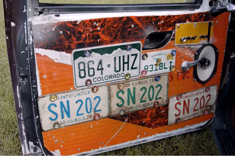 Nói ngắn gọn, chiếc xe bán tải này có thể được coi là sự kết hợp của những chi tiết kỳ quặc. Mọi chi tiết của nó đều khác thường và nổi bật theo một cách riêng, từ thiết kế và màu sơn ngoại thất, cho tới động cơ sơn tĩnh điện và một lá cờ cướp biển lớn màu đen tung bay ở phía sau. Có thể không bóng bẩy như một chiếc xe bán tải đời mới nào đó, nhưng sáng tạo của Brandon vẫn đảm bảo thu hút sự chú ý khi xuất hiện trên đường phố.