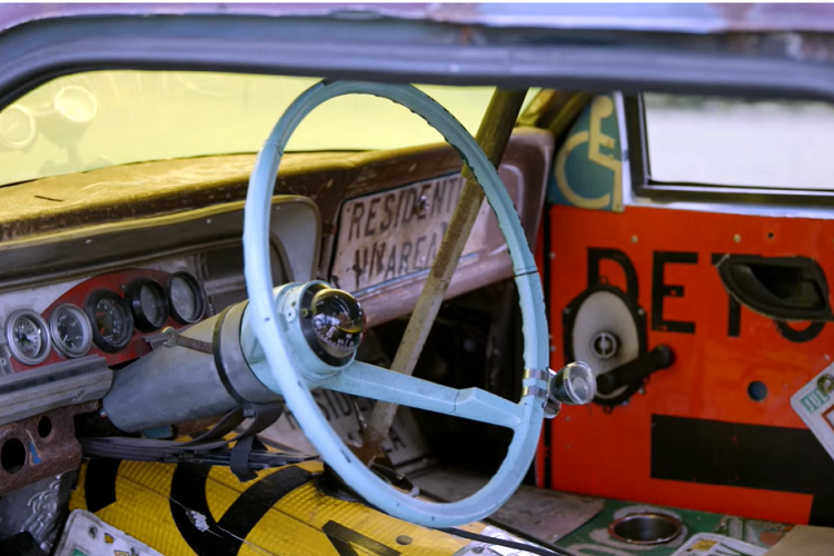 Bên trong cabin, Brandon đã phải hạ yên xe xuống 3 inch (7,5 cm) để lái nó trong khi vẫn đội mũ, cho dù anh ta quá thấp so với các bàn đạp. Do vậy, anh ấy đã bổ sung một khối gỗ và một đầu pít-tông động cơ làm bộ nối dài bàn đạp.