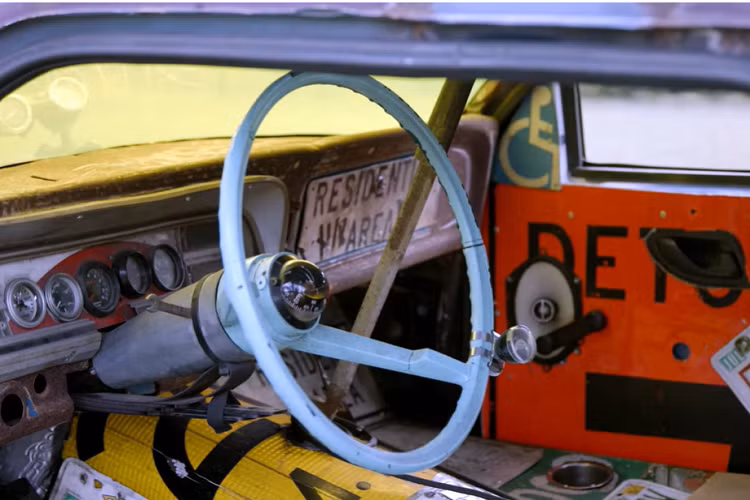 Bên trong cabin, Brandon đã phải hạ yên xe xuống 3 inch (7,5 cm) để lái nó trong khi vẫn đội mũ, cho dù anh ta quá thấp so với các bàn đạp. Do vậy, anh ấy đã bổ sung một khối gỗ và một đầu pít-tông động cơ làm bộ nối dài bàn đạp.