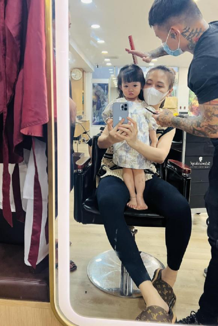 Đàm Thu Trang 'dìm' ái nữ với biểu cảm siêu hài Dam Thu Trang 'dim' ai nu voi bieu cam sieu hai