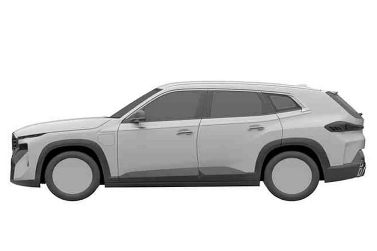 Ngoài ra, BMW XM còn được trang bị hốc gió trung tâm hình chữ nhật trên cản trước. Ở giữa hốc gió trung tâm là radar để phục vụ các hệ thống an toàn hiện đại trên xe. Ở hai góc cản trước còn xuất hiện khe gió nằm dọc khá nhỏ. Bên sườn, BMW XM được trang bị cửa kính chếch dần lên trên ở cột C trong khi nóc dốc về phía sau.