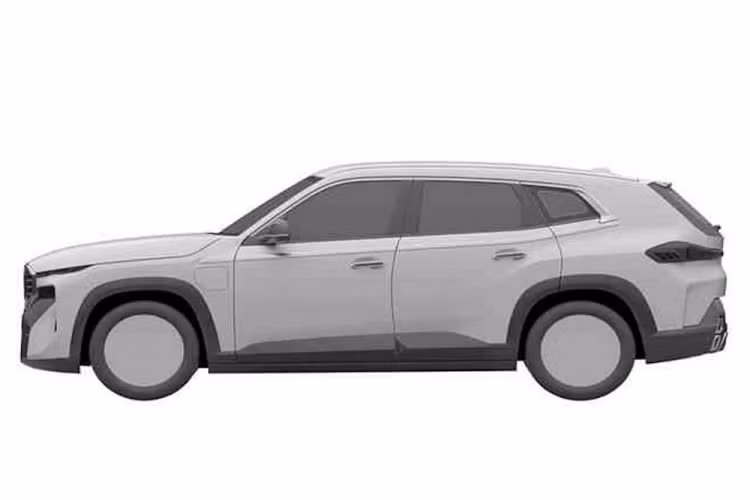 Ngoài ra, BMW XM còn được trang bị hốc gió trung tâm hình chữ nhật trên cản trước. Ở giữa hốc gió trung tâm là radar để phục vụ các hệ thống an toàn hiện đại trên xe. Ở hai góc cản trước còn xuất hiện khe gió nằm dọc khá nhỏ. Bên sườn, BMW XM được trang bị cửa kính chếch dần lên trên ở cột C trong khi nóc dốc về phía sau.