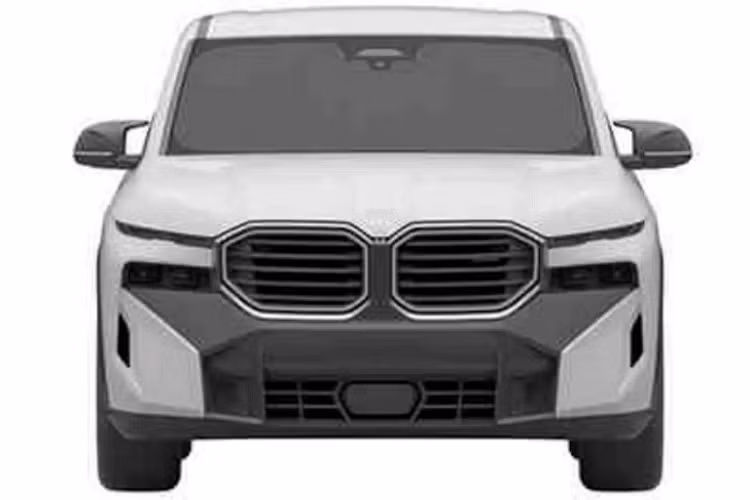 Cụ thể, mẫu SUV hạng sang BMW XM được trang bị lưới tản nhiệt hình quả thận đôi cỡ nhỏ hơn so với phiên bản concept. Tương tự BMW 7-Series và i7 thế hệ mới, mẫu SUV này cũng được trang bị hệ thống đèn 2 tầng trên đầu xe. Nằm ở phía trên là dải đèn LED định vị ban ngày có thiết kế cực mỏng trong khi đèn pha chính được đặt ở bên dưới.