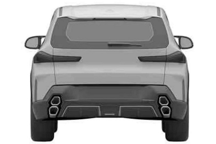 Thêm vào đó là nẹp màu đen ở hốc bánh và bên dưới cửa. Vành la-zăng của xe sẽ có đường kính lớn nhất lên đến 23 inch. Đằng sau BMW XM xuất hiện đèn hậu nằm ngang với thiết kế khá hẹp và tách rời với nhau. Đặc biệt, xe còn được trang bị 4 ống xả chia đều sang hai bên và xếp theo chiều dọc lạ mắt. Ở giữa cản sau còn có 2 bộ khuếch tán gió thể thao.