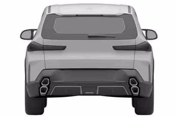 Thêm vào đó là nẹp màu đen ở hốc bánh và bên dưới cửa. Vành la-zăng của xe sẽ có đường kính lớn nhất lên đến 23 inch. Đằng sau BMW XM xuất hiện đèn hậu nằm ngang với thiết kế khá hẹp và tách rời với nhau. Đặc biệt, xe còn được trang bị 4 ống xả chia đều sang hai bên và xếp theo chiều dọc lạ mắt. Ở giữa cản sau còn có 2 bộ khuếch tán gió thể thao.