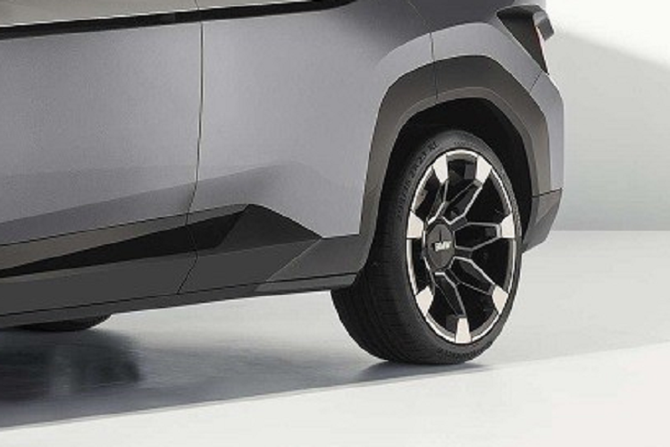 Nhờ đó, BMW XM có thể chạy 80 km chỉ bằng mô-tơ điện, giúp tiết kiệm xăng hơn. Ngoài ra, BMW XM còn có hệ thống điện 48V để cung cấp năng lượng cho tính năng cân bằng chống lật cơ điện tử Active Roll Comfort của xe. Đây sẽ là mẫu xe đầu tiên của thương hiệu BMW M có công nghệ này.