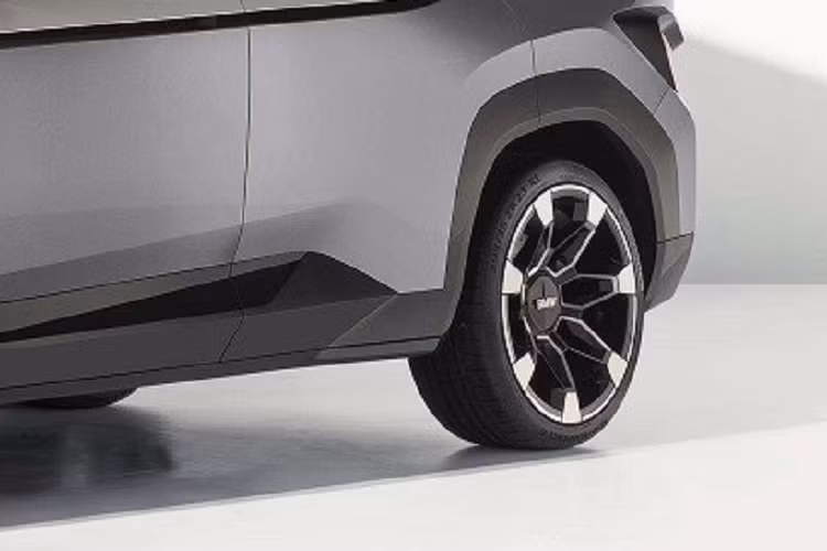 Nhờ đó, BMW XM có thể chạy 80 km chỉ bằng mô-tơ điện, giúp tiết kiệm xăng hơn. Ngoài ra, BMW XM còn có hệ thống điện 48V để cung cấp năng lượng cho tính năng cân bằng chống lật cơ điện tử Active Roll Comfort của xe. Đây sẽ là mẫu xe đầu tiên của thương hiệu BMW M có công nghệ này.