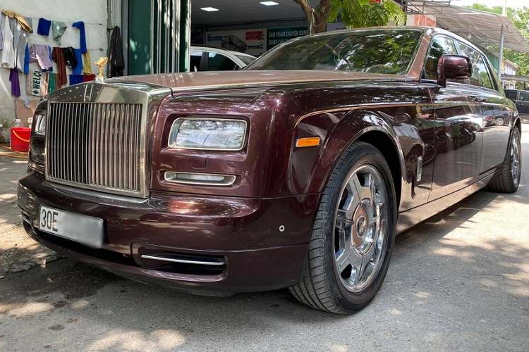 Dù là bản cá nhân hóa nhưng chiếc xe Rolls-Royce Phantom Lửa Thiêng của ông Trịnh Văn Quyết vẫn được trang bị khối động cơ V12, dung tích 6.75 lít, sản sinh công suất tối đa 453 mã lực và mô-men xoắn cực đại đạt 720 Nm. Xe mất khoảng thời gian 6,1 giây để tăng tốc lên 100 km/h từ vị trí xuất phát trước khi đạt vận tốc tối đa 250 km/h. 