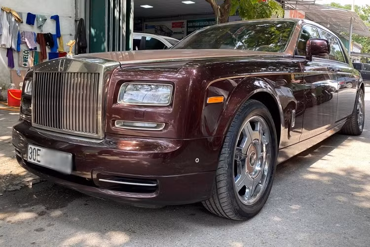 Dù là bản cá nhân hóa nhưng chiếc xe Rolls-Royce Phantom Lửa Thiêng của ông Trịnh Văn Quyết vẫn được trang bị khối động cơ V12, dung tích 6.75 lít, sản sinh công suất tối đa 453 mã lực và mô-men xoắn cực đại đạt 720 Nm. Xe mất khoảng thời gian 6,1 giây để tăng tốc lên 100 km/h từ vị trí xuất phát trước khi đạt vận tốc tối đa 250 km/h. 