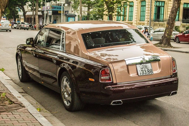 Tùy chọn tiếp theo mà ông Trịnh Văn Quyết chọn cho khoang lái xe Rolls-Royce Phantom Sacred Fire chính là vách ngăn riêng tư giữa tài xế và chủ nhân, chi tiết này được làm từ kính, có thể cảm thấy rất ưng ý với khoang lái VIP của xe Maybach 62S mà mình sở hữu nên Chủ tịch FLC đã yêu cầu hãng xe Rolls-Royce đưa chi tiết này vào trong xe Rolls-Royce Phantom Lửa thiêng. 