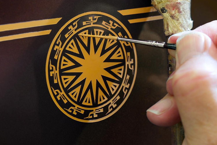 Chiếc xe siêu sang Rolls-Royce Phantom Sacred Fire của ông Trịnh Văn Quyết từng gây xôn xao truyền thông quốc tế vì nó được tạo ra theo chương trình cá nhân hóa luôn rất hấp dẫn khách hàng mua xe Rolls-Royce vì đề cao tính tương tác... 