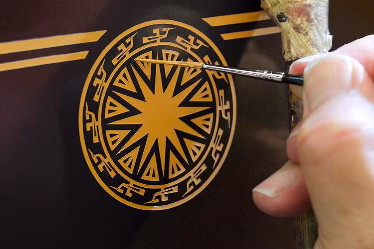 Chiếc xe siêu sang Rolls-Royce Phantom Sacred Fire của ông Trịnh Văn Quyết từng gây xôn xao truyền thông quốc tế vì nó được tạo ra theo chương trình cá nhân hóa luôn rất hấp dẫn khách hàng mua xe Rolls-Royce vì đề cao tính tương tác... 