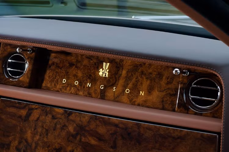 Được phát triển dựa trên một chiếc xe siêu sang Rolls-Royce Phantom Series II nhưng mẫu xe của ông Trịnh Văn Quyết vẫn có điểm nhấn riêng ở bên ngoài để người xem nhìn vào đủ biết đây là Rolls-Royce Phantom Lửa thiêng với chi tiết hình trống đồng Đông Sơn cùng với đó là hình ảnh 18 con hạc, tượng trưng cho 18 đời Vua Hùng tại Việt Nam. 