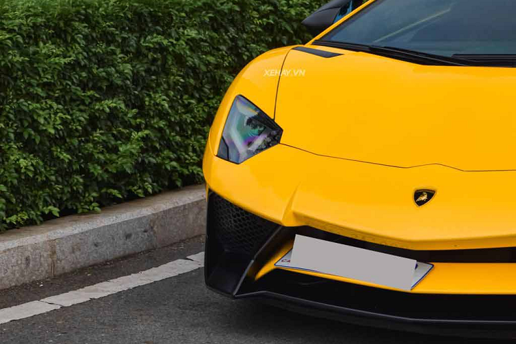 Hiệu quả khí động học của Aventador SV đã được cải thiện 150% so với "người tiền nhiệm", trong khi áp lực xuống mặt đường được cải thiện 170% so với bản tiêu chuẩn. Ngoài ra, trọng lượng xe giảm 50 kg, chỉ còn ở mức 1.525 kg nhờ việc sử dụng chất liệu carbon siêu nhẹ.