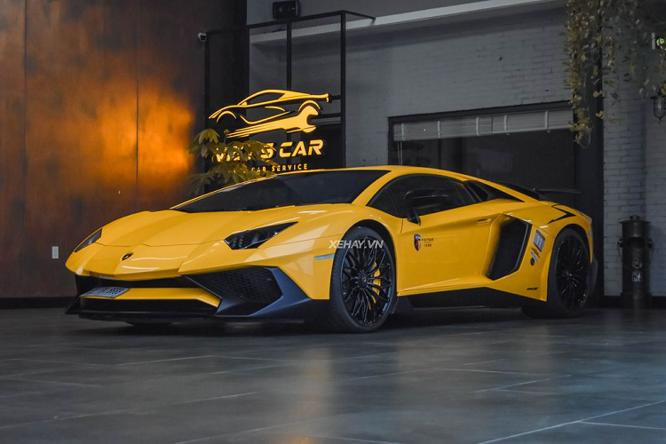 Là phiên bản hiệu suất cao của Aventador LP700-4, Lamborghini Aventador SV Coupe bản giới hạn sở hữu kiểu dáng hầm hố và vô cùng khí động học, ấn tượng nhất là cản trước được chia hai tầng cùng các hốc gió tái thiết kế lại.