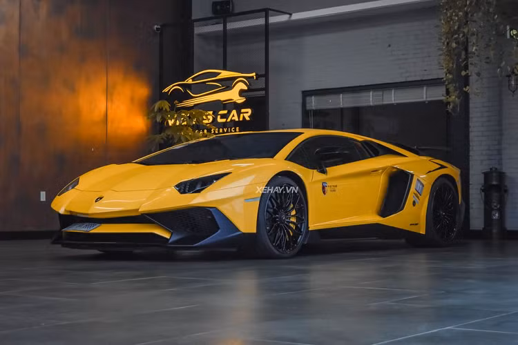 Là phiên bản hiệu suất cao của Aventador LP700-4, Lamborghini Aventador SV Coupe bản giới hạn sở hữu kiểu dáng hầm hố và vô cùng khí động học, ấn tượng nhất là cản trước được chia hai tầng cùng các hốc gió tái thiết kế lại.