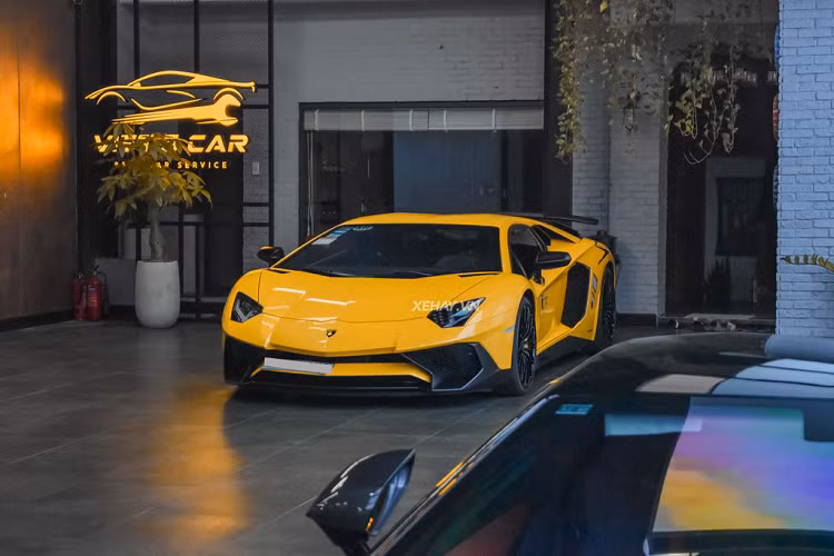 Lamborghini cũng bổ sung ống xả mới để phù hợp với công suất gia tăng, bên cạnh đó là cánh gió lớn bằng sợi carbon, giúp tăng thêm lực ép bên cạnh bộ khuếch tán của chiếc siêu xe. Một chi tiết đáng chú ý nữa trên chiếc Aventador SV Coupe này là bộ mâm 21 inch đa chấu thiết kế lạ mắt, sơn đen, kết hợp với hệ thống phanh gốm – carbon có cùm phanh sơn vàng nổi bật.