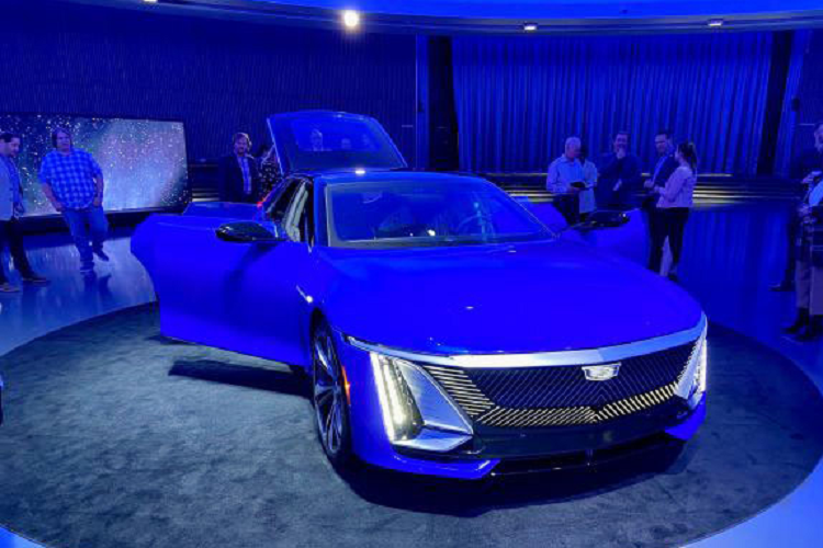 Ra mắt vào tháng 10 năm nay, Celestiq là mẫu xe thuần điện đầu bảng của Cadillac. Chiếc xe Cadillac Celestiq 2023 mới sở hữu công nghệ tiên tiến nhất và nội thất sang trọng, hướng tới nhóm khách hàng thượng lưu. mức giá xe Cadillac Celestiq 2023 dự kiến khoảng 300.000 USD (tương đương 7,3 tỷ đồng).