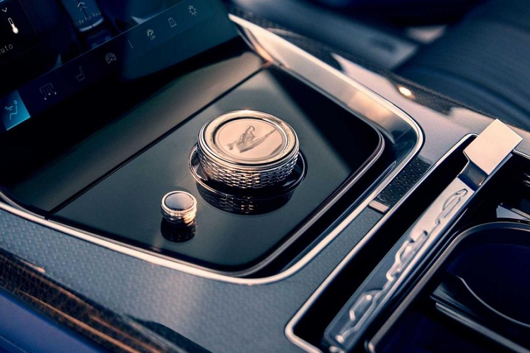 Cadillac cần phải có 1 logo đặc biệt để gắn lên chiếc xe siêu sang Celestiq của hãng để khẳng định đẳng cấp so với logo đang sử dụng trên các mẫu xe khác, điều này đã thúc đẩy hãng xe nước Mỹ quay trở lại biểu tượng quyền lực của mình cách đây hơn 60 năm đó là hình ảnh một nữ thần sẽ là vật trang trí trên mui xe, biểu tượng của uy tín và sự sang trọng của thương hiệu.