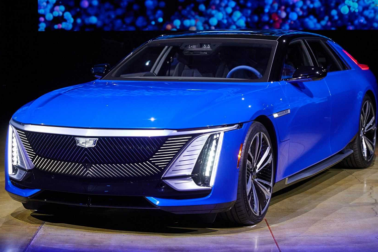 Và đến nay, khi hãng trình làng 1 chiếc xe siêu sang Cadillac Celestiq EV 2023 mới để ngồi chung mâm với những Bentley hay Rolls-Royce, logo nữ thần Cadillac đã được đánh thức.