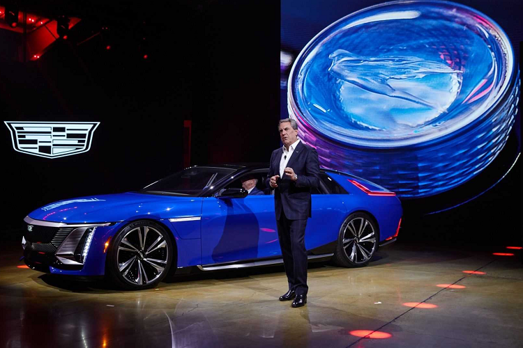 Cung cấp năng lượng vận hành cho xe sedan Cadillac Celestiq khối động cơ phía trên là cụm pin 111 kWh, cho phạm vi hoạt động ước tính 483 km với mỗi lần sạc đầy. Nếu sử dụng sạc nhanh DC 200 kW, Celestiq có thể di chuyển quãng đường 126 km chỉ sau 10 phút cắm sạc.