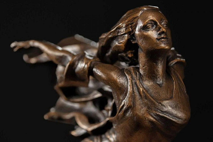 Các món đồ trang trí trên mui xe đã trở thành biểu tượng của phong cách và sự sang trọng sau khi đồng hồ đo nhiệt độ gắn trên bộ tản nhiệt trở nên lỗi thời, người ta có thể không nhớ đến thiết kế của Ghost hay Phantom ra sao nhưng sẽ biết chắc đó là hãng xe Rolls-Royce nhờ logo Spirit of Ecstasy... và logo nữ thần Cadillac cũng vậy.