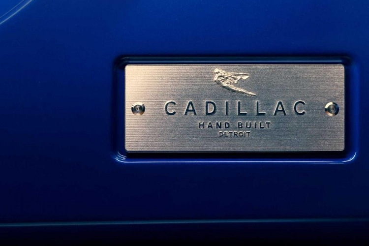Nhà điêu khắc Richard Wiquist của GM Design là người đứng đằng sau Nữ thần Cadillac mới. Lấy logo nữ thần năm 1933 làm tiêu chuẩn, sản phẩm mới còn được điêu khắc hoàn toàn bằng tay và tạo ấn tượng về "đôi cánh" với lớp xếp nếp phức tạp và uyển chuyển.