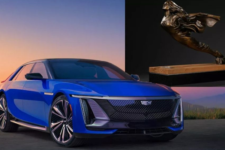 Đó là một yếu tố thiết kế đại diện cho tương lai của Cadillac sẽ điện khí hóa dàn xe của mình. Một chiếc logo được tìm thấy trên bảng điều khiển phía trước, ngoài ra còn có thêm 1 chi tiết trang trí được làm từ nhôm phôi, bao bọc nữ thần được đúc bằng thủy tinh.