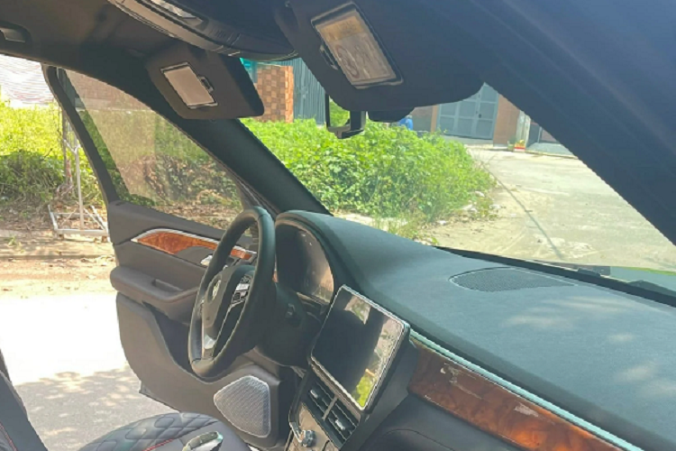 VinFast President có 18 màu ngoại thất và 5 màu nội thất được phối hai tông khác nhau tùy vào lựa chọn của khách hàng. Xe không có màn hình đặt dọc như Lux SA, thay vào đó là màn hình cảm ứng trung tâm 10.4 inch nằm ngang.