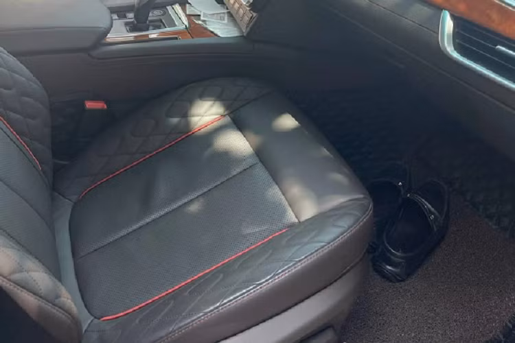 Hàng ghế trước tích hợp sưởi, làm mát, massage nhưng chưa có nhớ ghế nhiều vị trí. Bảng taplo và hai bên cửa được ốp gỗ. Nóc xe có tấm kính giả cửa sổ trời. Điều hoà là loại hai vùng độc lập. Dàn âm thanh 13 loa cũng không phải của thương hiệu cao cấp như Burmester, Bang &amp; Olufsen, xe không có màn hình giải trí tựa đầu hàng ghế trước.