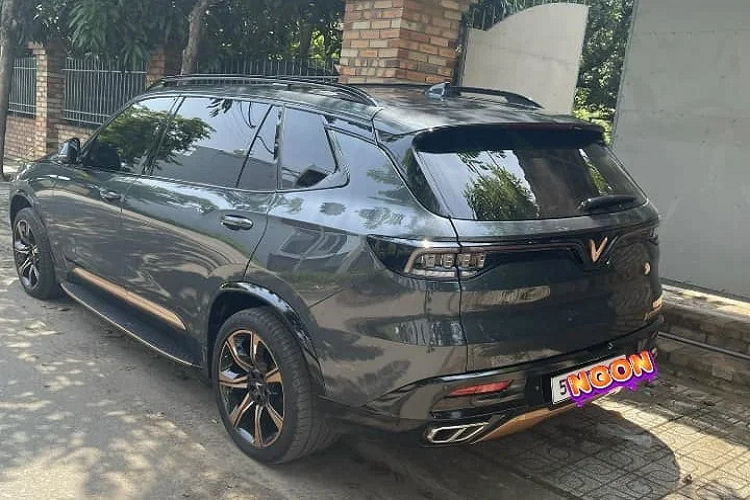 Điểm khác biệt lớn nhất là nắp capo có khe hút gió ở phía trước. Ngoài ra, các chi tiết ở ngoại thất như nẹp thân xe, vành, tay nắm cửa, gương hậu tai xe có màu tương phản. Mặt lưới tản nhiệt được làm kín kẽ, không để lộ két nước làm mát.