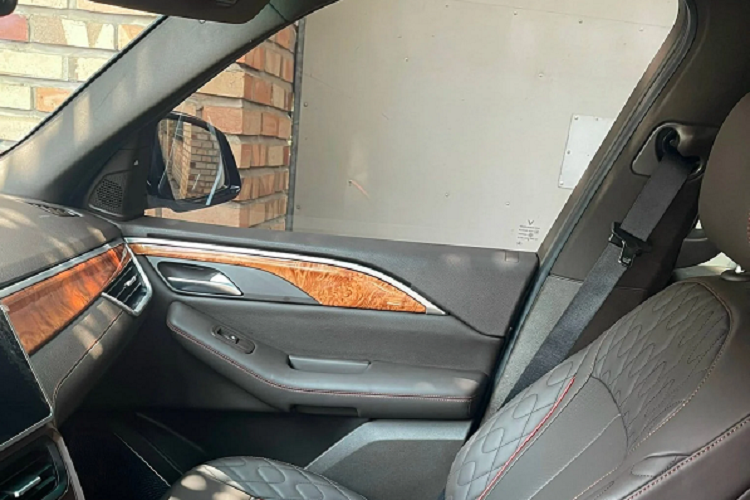 Dưới nắp ca-pô, VinFast President được trang bị động cơ V8 dung tích 6.2 lít cho công suất tối đa 420 mã lực, mô-men xoắn 624 Nm đi cùng hộp số tự động 8 cấp và hệ dẫn động 4 bánh. Xe có khả năng tăng tốc 0-100 km/h sau 6,8 giây và được tích hợp hệ thống cruise control (chưa có tính năng duy trì khoảng cách với xe đi trước). Hệ thống giảm xóc cũng là loại thường, không có tính năng nâng, hạ gầm thường thấy trên xe SUV hạng sang.