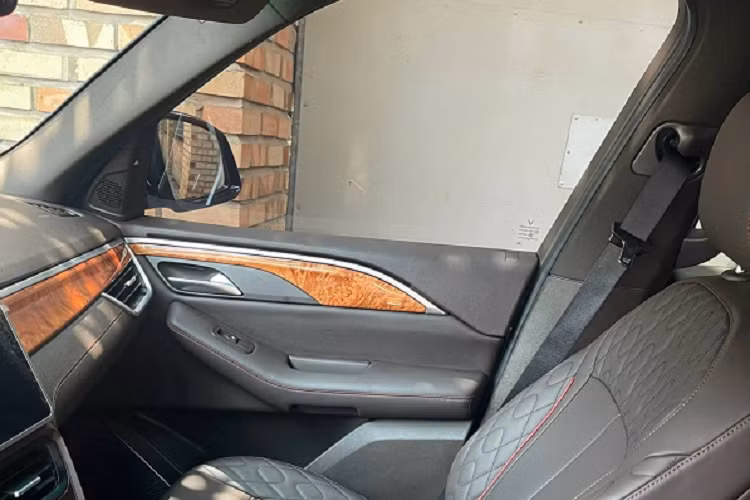 Dưới nắp ca-pô, VinFast President được trang bị động cơ V8 dung tích 6.2 lít cho công suất tối đa 420 mã lực, mô-men xoắn 624 Nm đi cùng hộp số tự động 8 cấp và hệ dẫn động 4 bánh. Xe có khả năng tăng tốc 0-100 km/h sau 6,8 giây và được tích hợp hệ thống cruise control (chưa có tính năng duy trì khoảng cách với xe đi trước). Hệ thống giảm xóc cũng là loại thường, không có tính năng nâng, hạ gầm thường thấy trên xe SUV hạng sang.