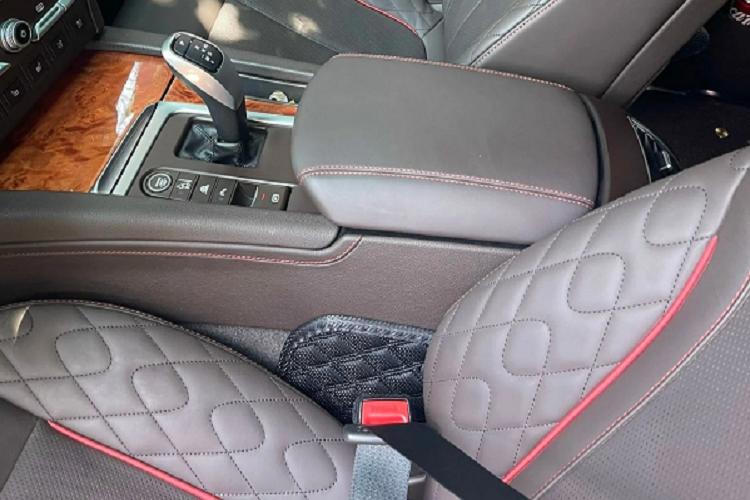 Về khả năng bảo vệ hành khách, mẫu VinFast President được trang bị đầy đủ các công nghệ an toàn cơ bản hiện nay như hệ thống hỗ trợ lực phanh khẩn cấp (BA), phân bổ lực phanh điện tử (EBD), cân bằng điện tử (ESC), kiểm soát lực kéo (TCS), hỗ trợ đổ đèo, khởi hành ngang dốc, cảnh báo lệch làn, camera lùi, cảm biến lùi, cảnh báo điểm mù, cảnh báo lệch làn đường, camera 360 độ và 6 túi khí.