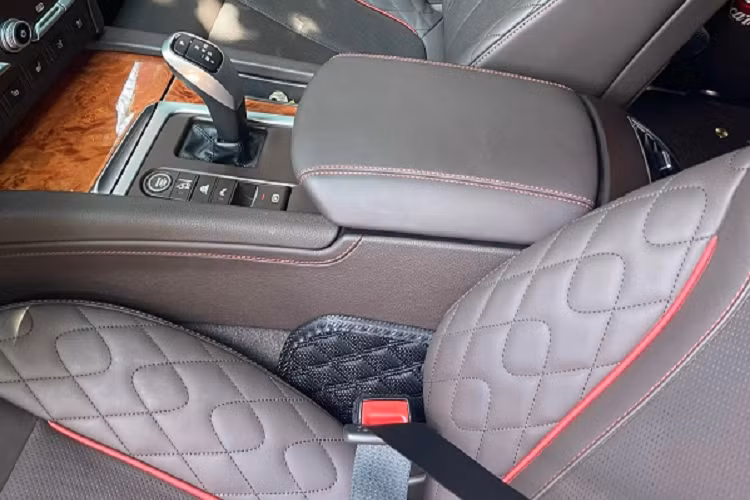 Về khả năng bảo vệ hành khách, mẫu VinFast President được trang bị đầy đủ các công nghệ an toàn cơ bản hiện nay như hệ thống hỗ trợ lực phanh khẩn cấp (BA), phân bổ lực phanh điện tử (EBD), cân bằng điện tử (ESC), kiểm soát lực kéo (TCS), hỗ trợ đổ đèo, khởi hành ngang dốc, cảnh báo lệch làn, camera lùi, cảm biến lùi, cảnh báo điểm mù, cảnh báo lệch làn đường, camera 360 độ và 6 túi khí.