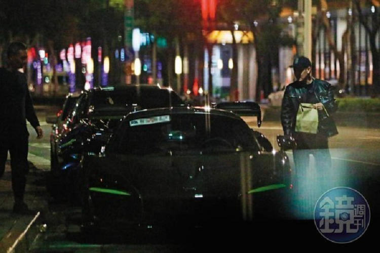 Trước đó, Lâm Chí Dĩnh từng bị bắt gặp lái xe McLaren Senna. 