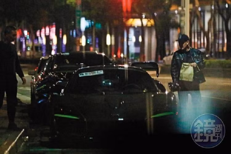 Trước đó, Lâm Chí Dĩnh từng bị bắt gặp lái xe McLaren Senna. 