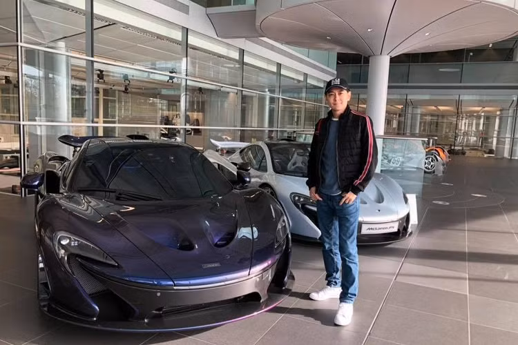 Nếu nói Lâm Chí Dĩnh là tín đồ của hãng xe McLaren cũng không sai, nam diễn viên từng xuất hiện bên cạnh chiếc McLaren P1 hàng hiếm trong lần ghé thăm đại bản doanh hãng siêu xe Anh quốc.