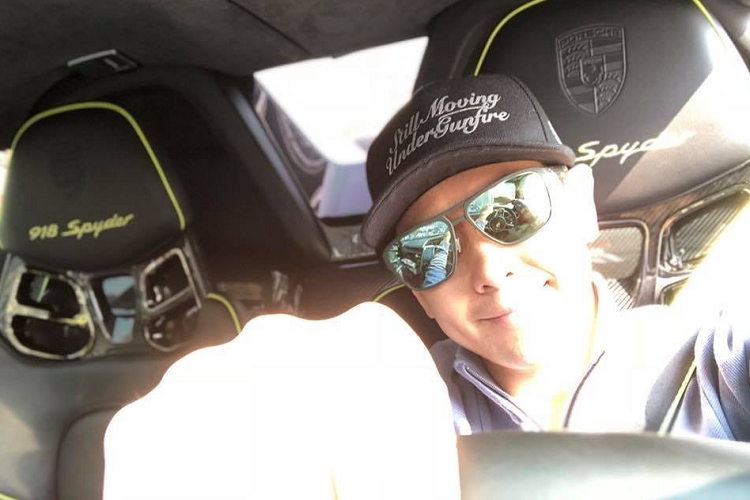 Đối thủ của Ferrari LaFerrari là Porsche 918 Spyder cũng được nam diễn viên này cầm lái từ lâu. Bạn bè của Lâm Chí Dĩnh đều là những triệu phú và tỷ phú có bộ sưu tập siêu xe rất khủng. 