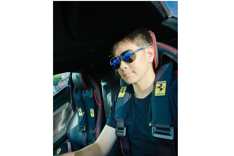 Tháng 11/2020, Lâm Chí Dĩnh cầm lái siêu xe Ferrari và không quá khó để đoán được đây là LaFerrari Coupe, chỉ có 499 xe trên toàn thế giới.